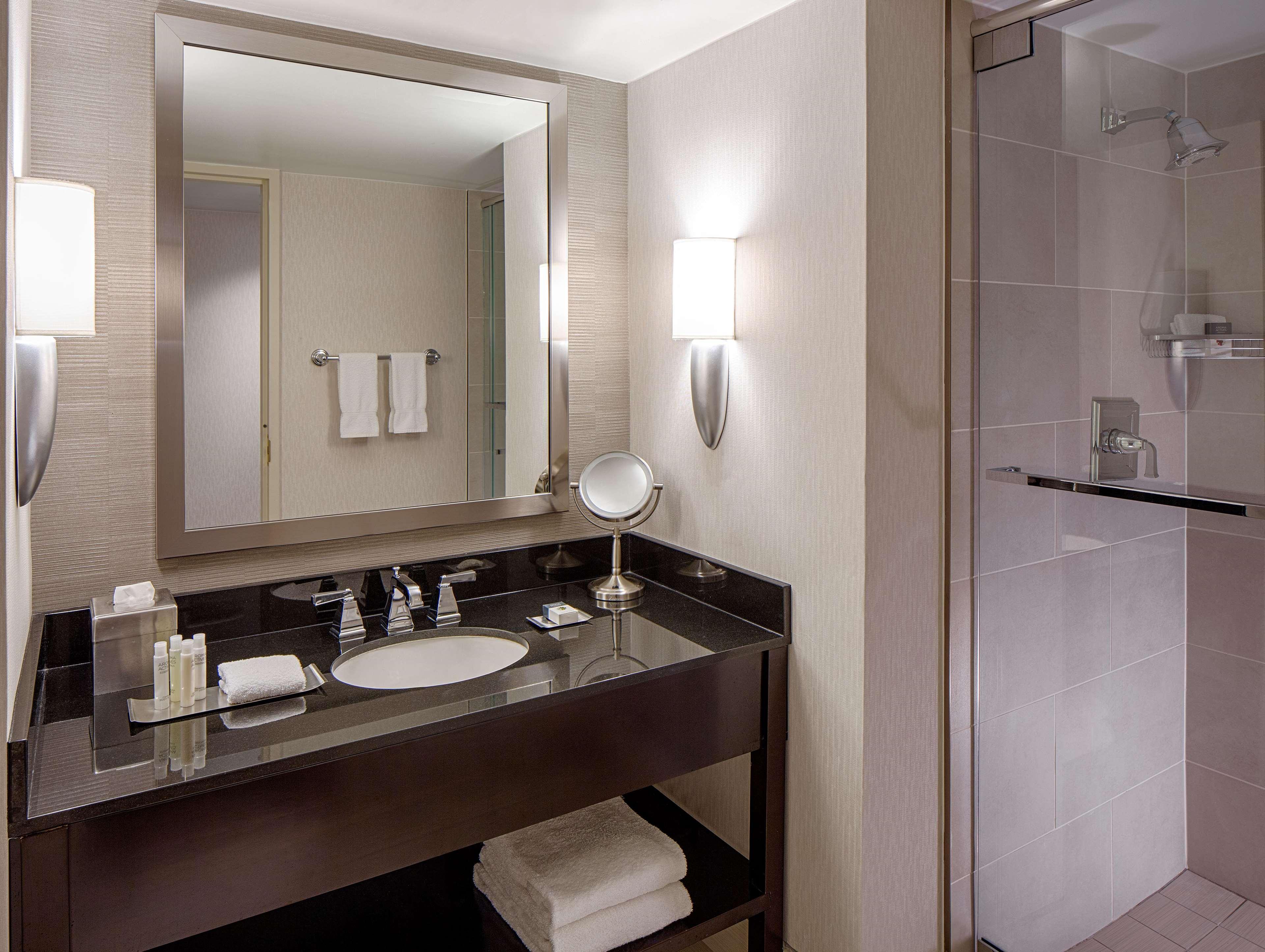 Doubletree By Hilton Hotel Houston Greenway Plaza Extérieur photo