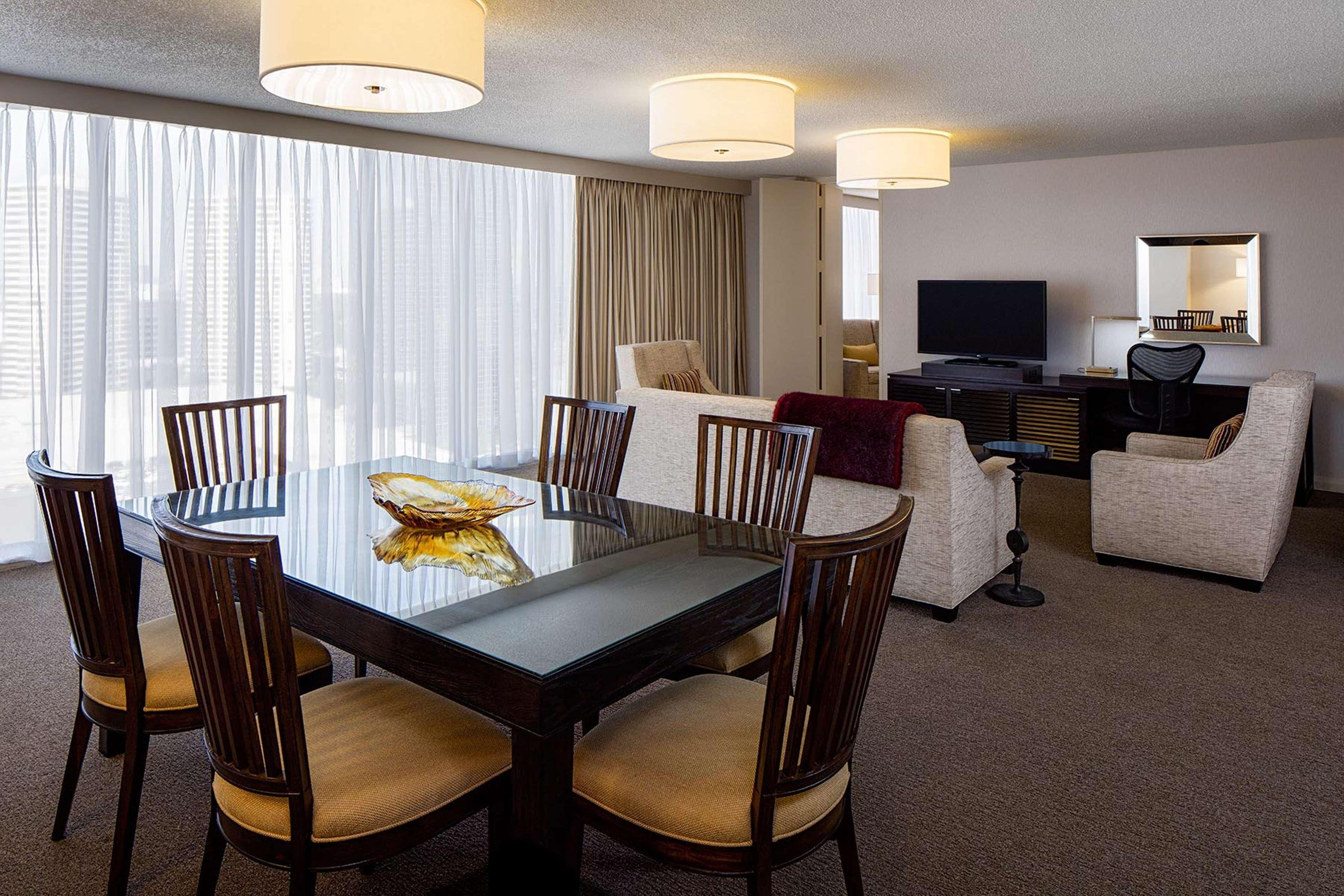 Doubletree By Hilton Hotel Houston Greenway Plaza Extérieur photo