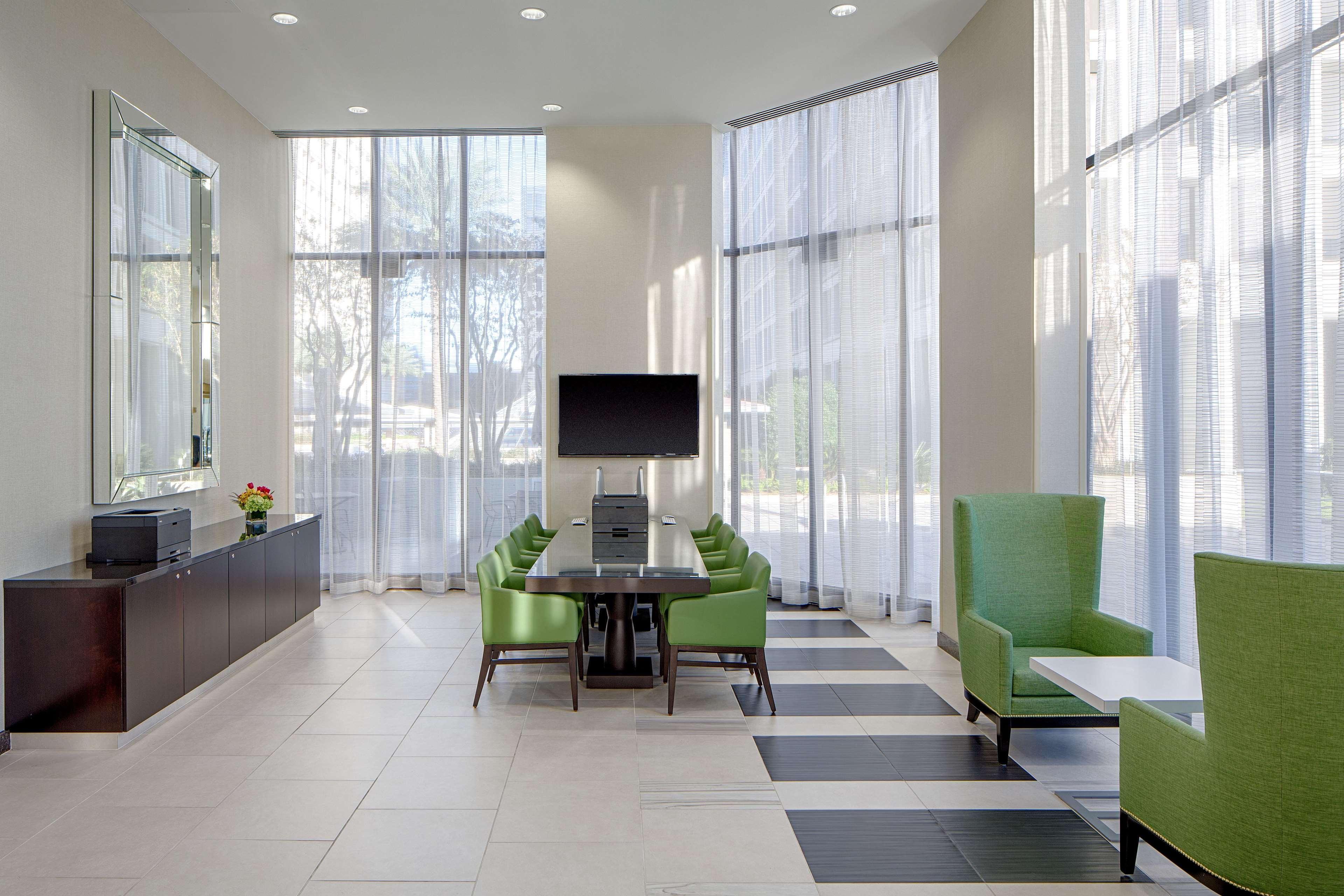 Doubletree By Hilton Hotel Houston Greenway Plaza Extérieur photo